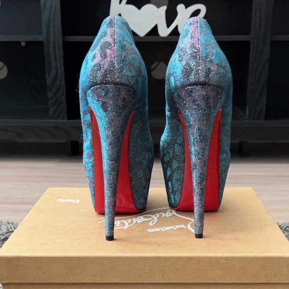 Christian Louboutin Authentic Red Bottoms - Picture 4 of 7